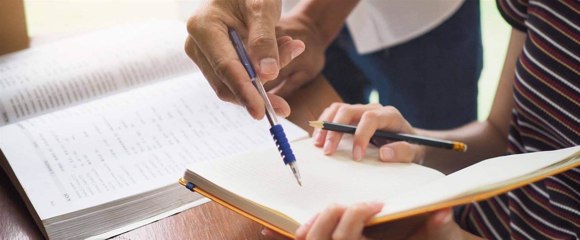 Badania ilościowe a jakościowe – jak wybrać właściwą metodę przy pisaniu pracy doktorskiej?